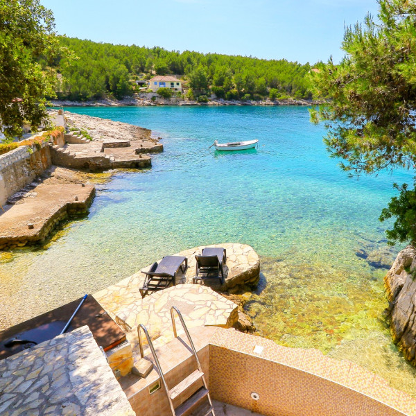 Villa Hraste, Villa Hraste Hvar, prvi red do mora Hvar