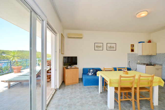 Interijer, Villa Hraste Hvar, prvi red do mora Hvar